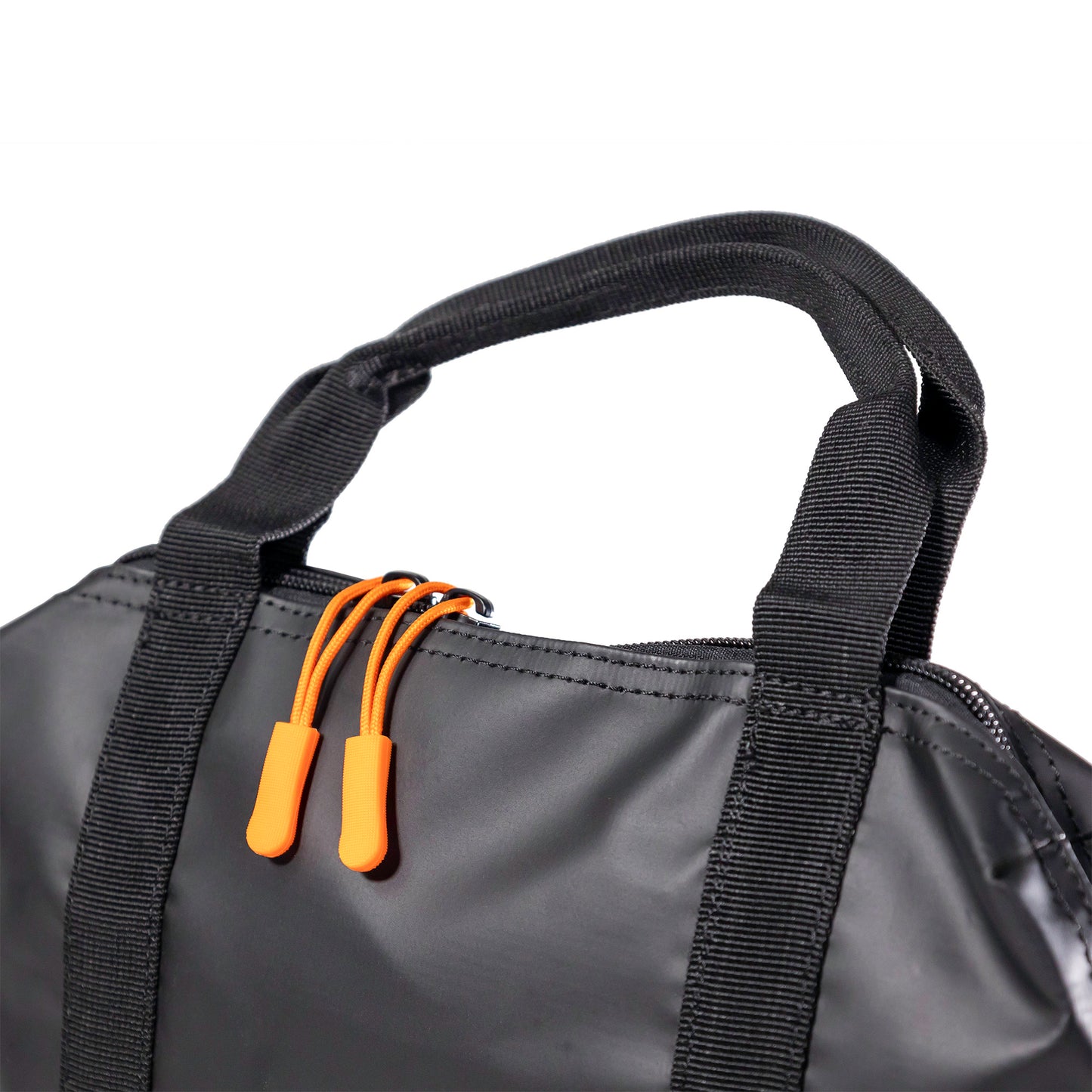 Reißverschluss und Hänkel von Tasche aus Tarpaulin, mit FENNEK Logo