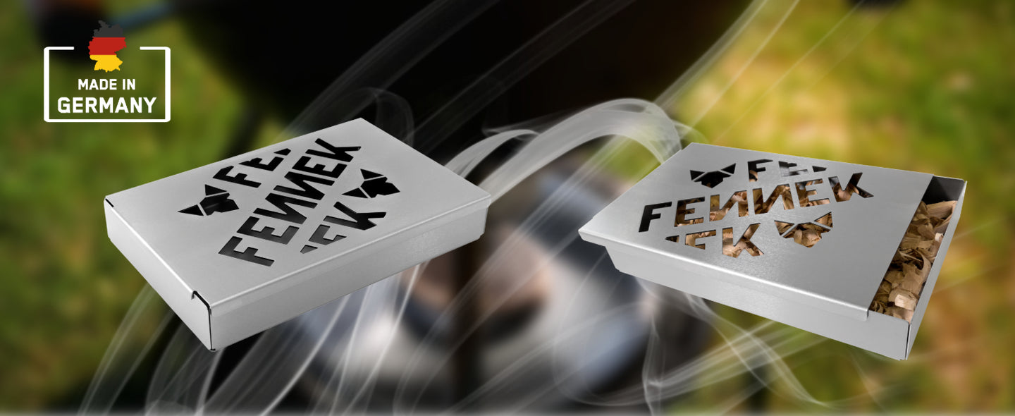 Zwei Freisteller von der FENNEK Räucherbox: links im unbefüllten Zustand und rechts mit Räucherchips gefüllt. Links oben im Bild sieht man das Made in Germany Logo.