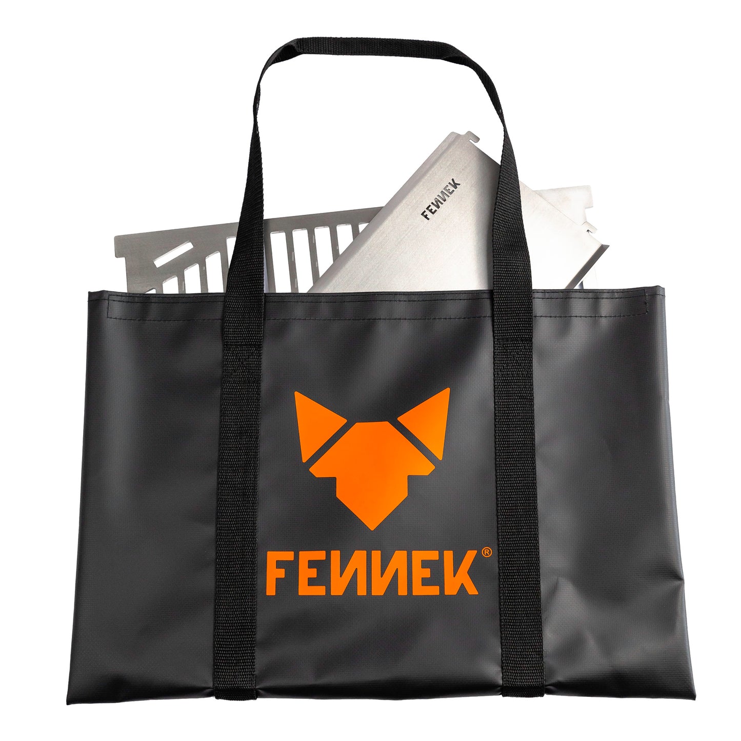 schwarze Klettverschlusstasche mit orangenem FENNEK Logo und Schriftzug. In der Tasche schaut der FENNEK 2.0 Holzkohlegrill heraus. Freistellerbild.