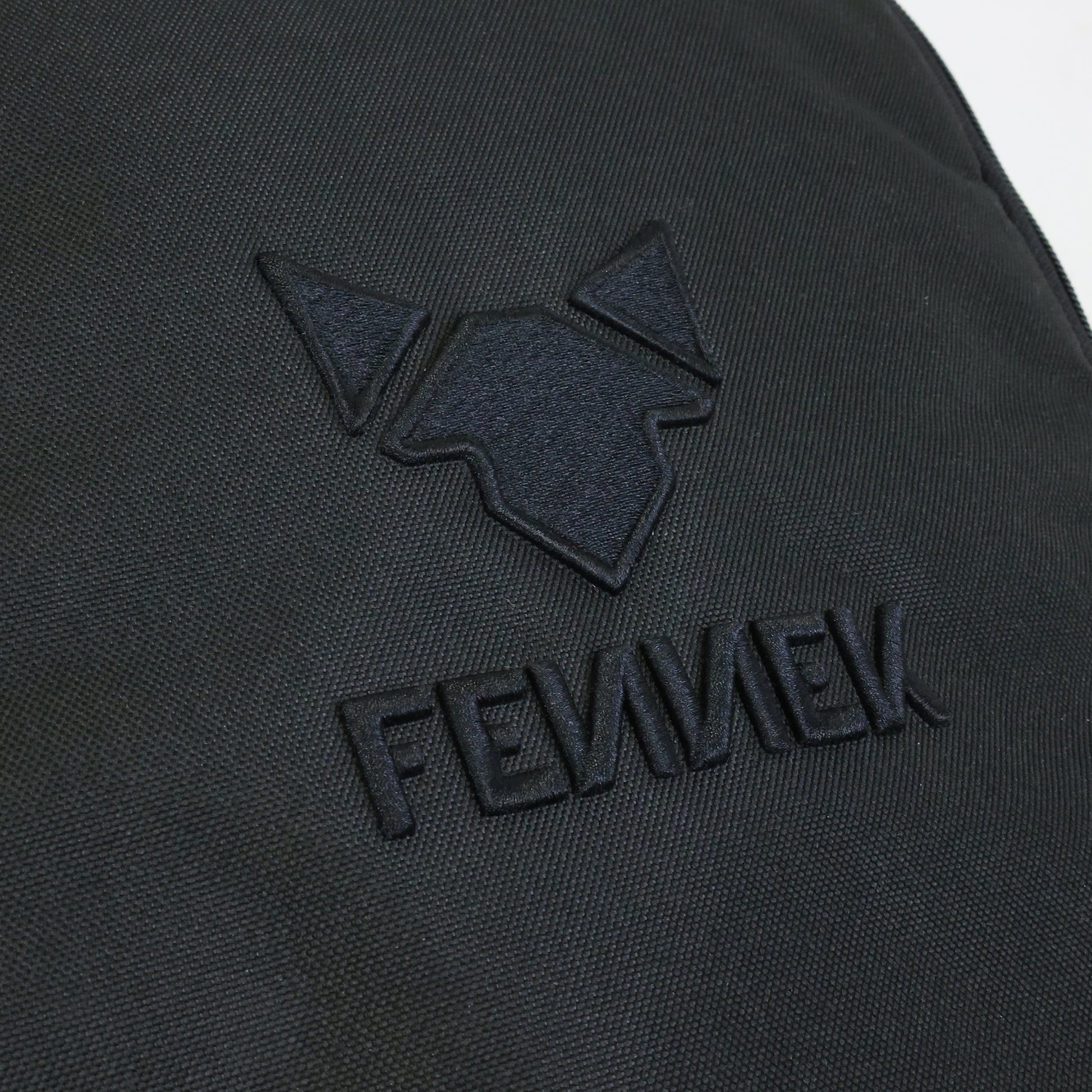 Freisteller der Kühltasche mit draufgesticktem FENNEK Logo.