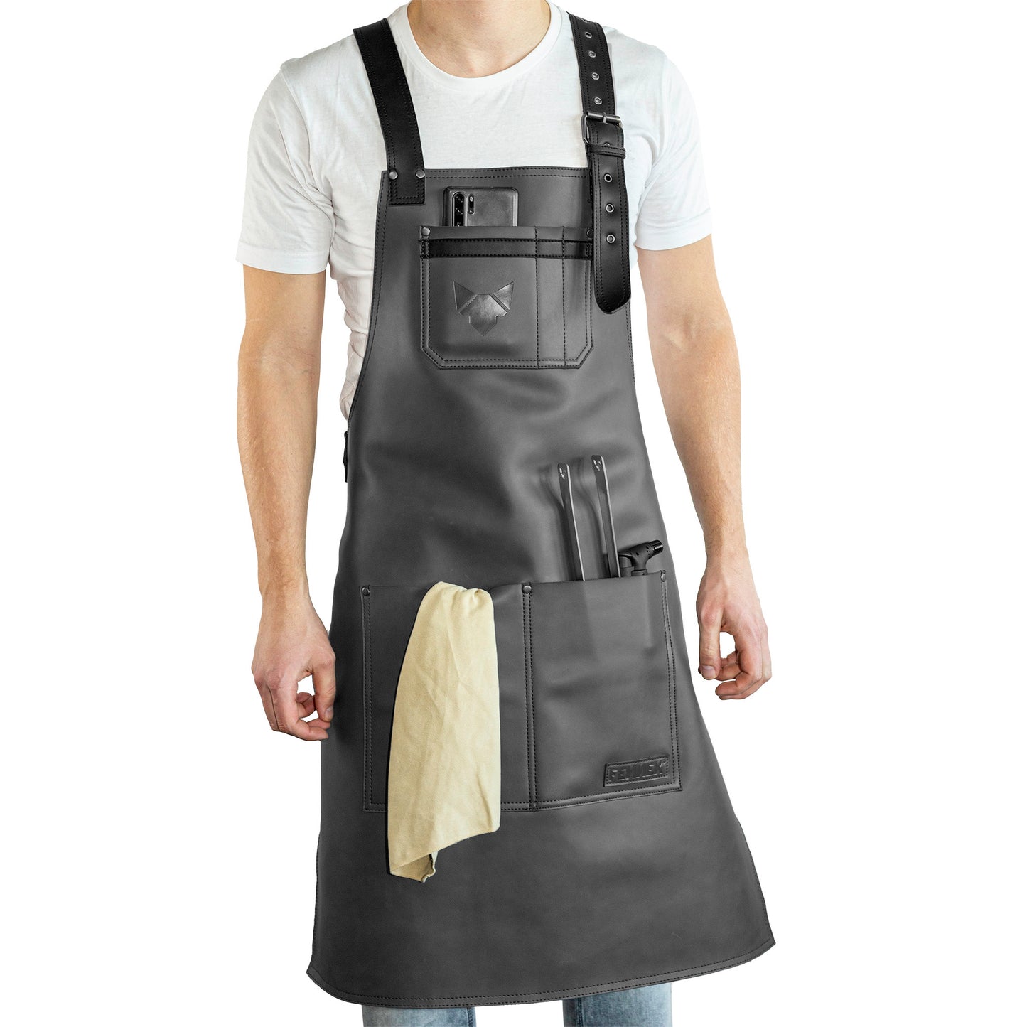 Leder-Grillschürze getragen an männlichem Fotomodel vor weißem Hintergrund