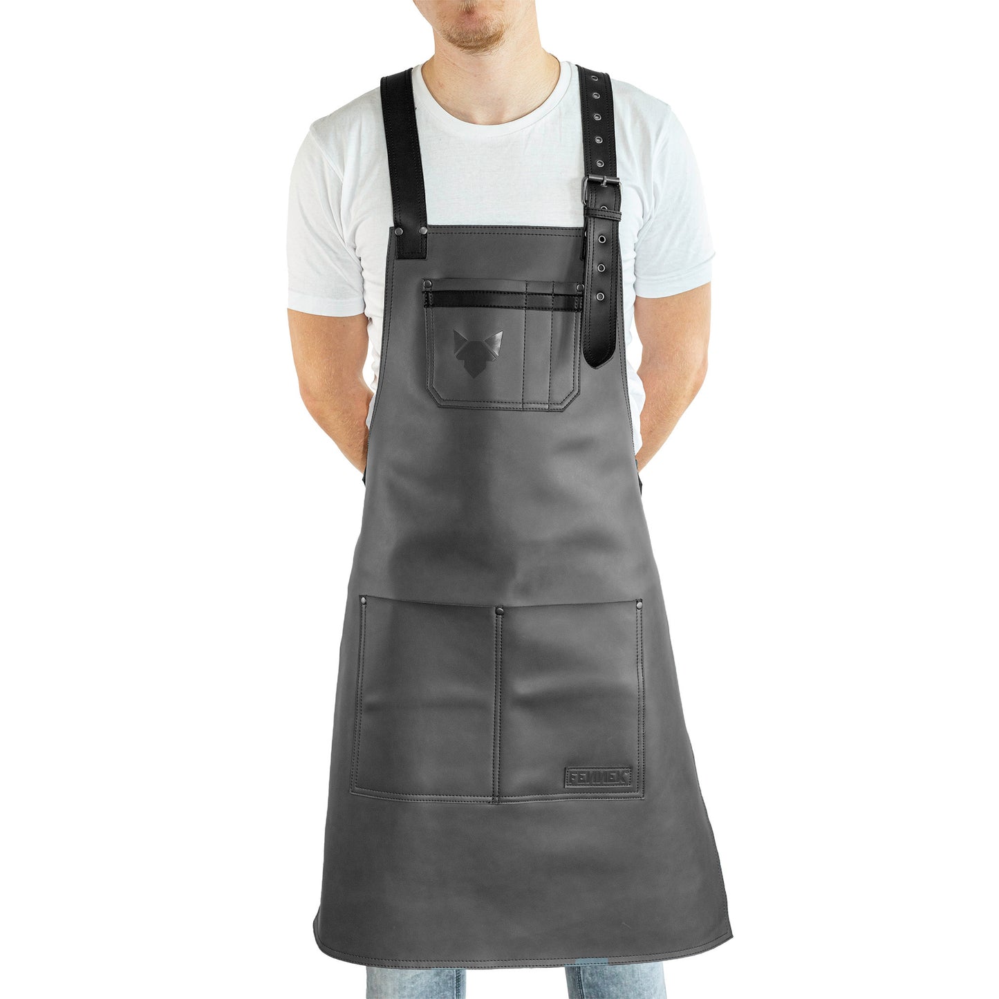 Brustbereich Leder-Grillschürze mit geprägtem FENNEK-Logo und mit verstellbarem Lederriemen, Schnalle und aufgesetzten Taschen, getragen von einem Mann