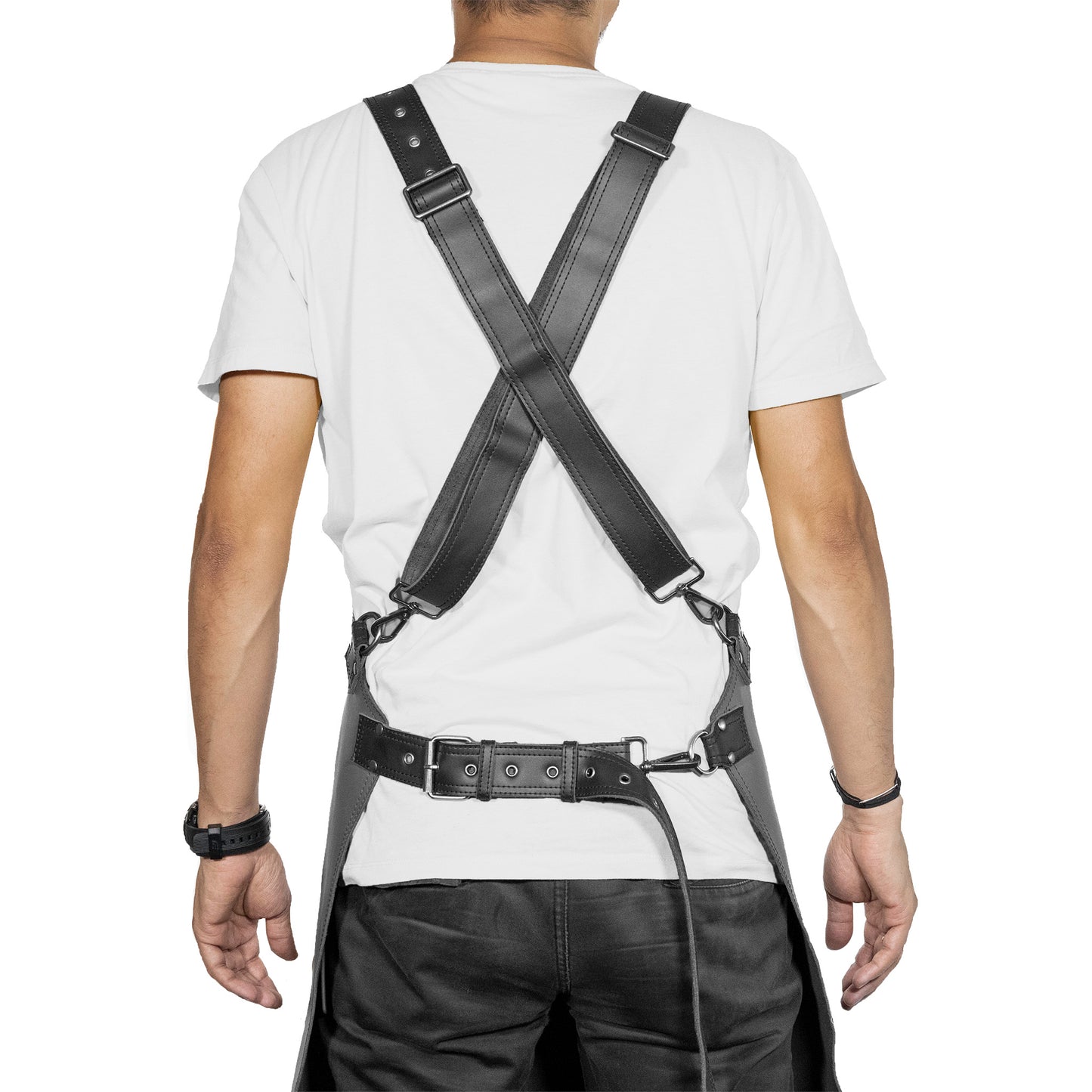 Rückenansicht der Leder-Grillschürze am Model getragen, überkreuzte Schultergurte und Hüftgurt, jeweils mehrfach verstellbar.