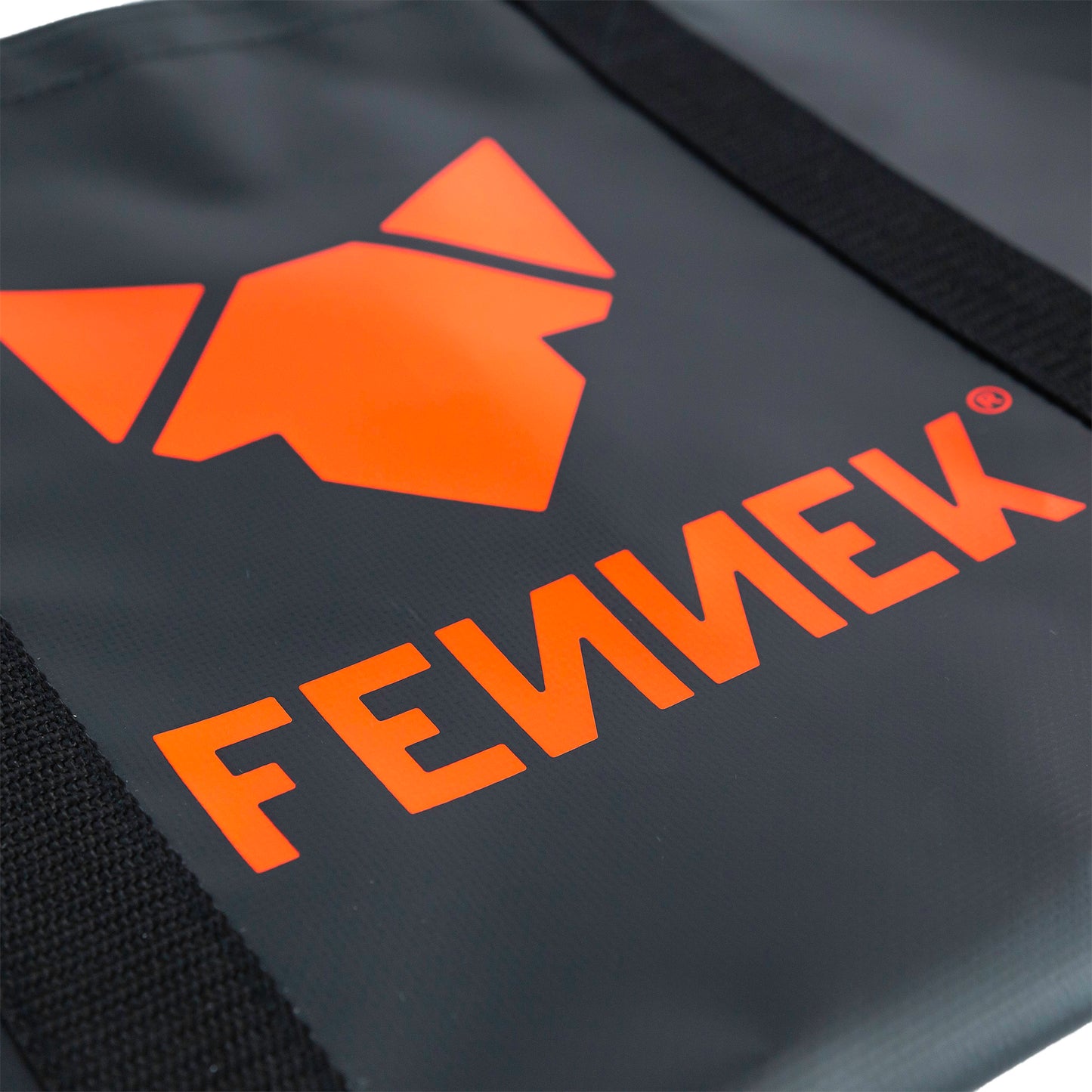 Detailbild der FENNEK Tasche, zu sehen ist das große FENNEK Logo.