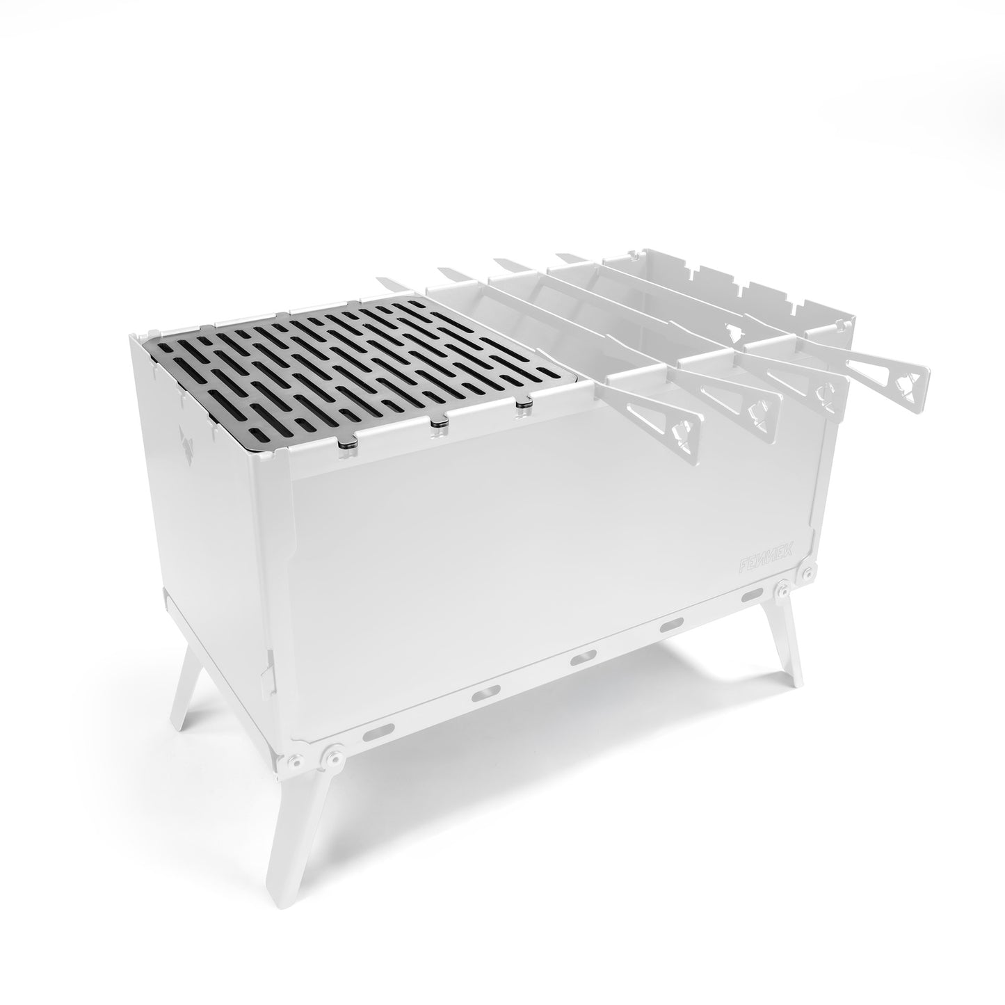 "Edelstahl-Grillrost kombiniert mit einer Grillplatte auf einem FENNEK Mangal Schaschlikgrill, zur Erweiterung zur klassischen Holzkohlegrill-Funktion."