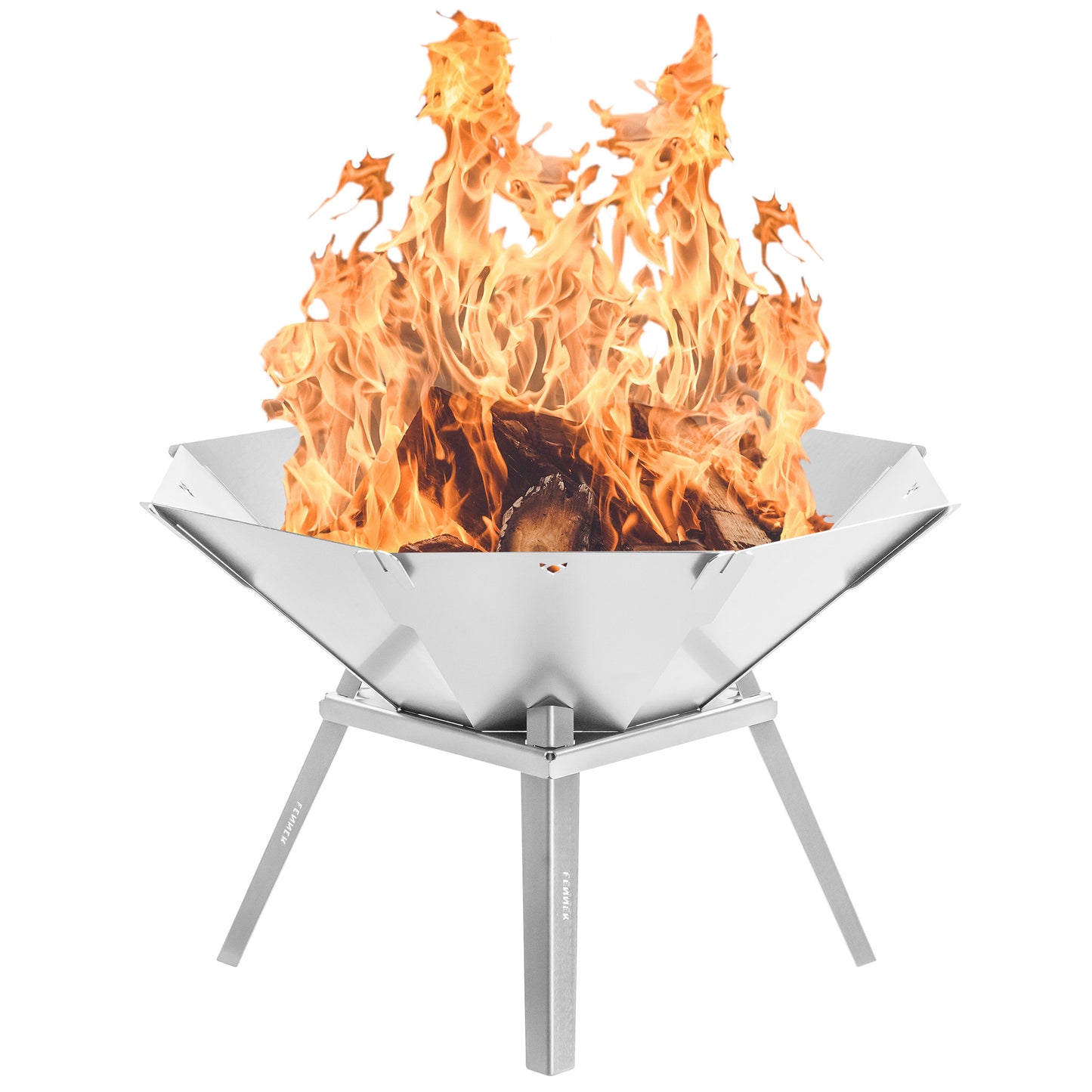 Blick von Vorne auf die Feuerschale Oktagon freigestellt mit Feuer darin