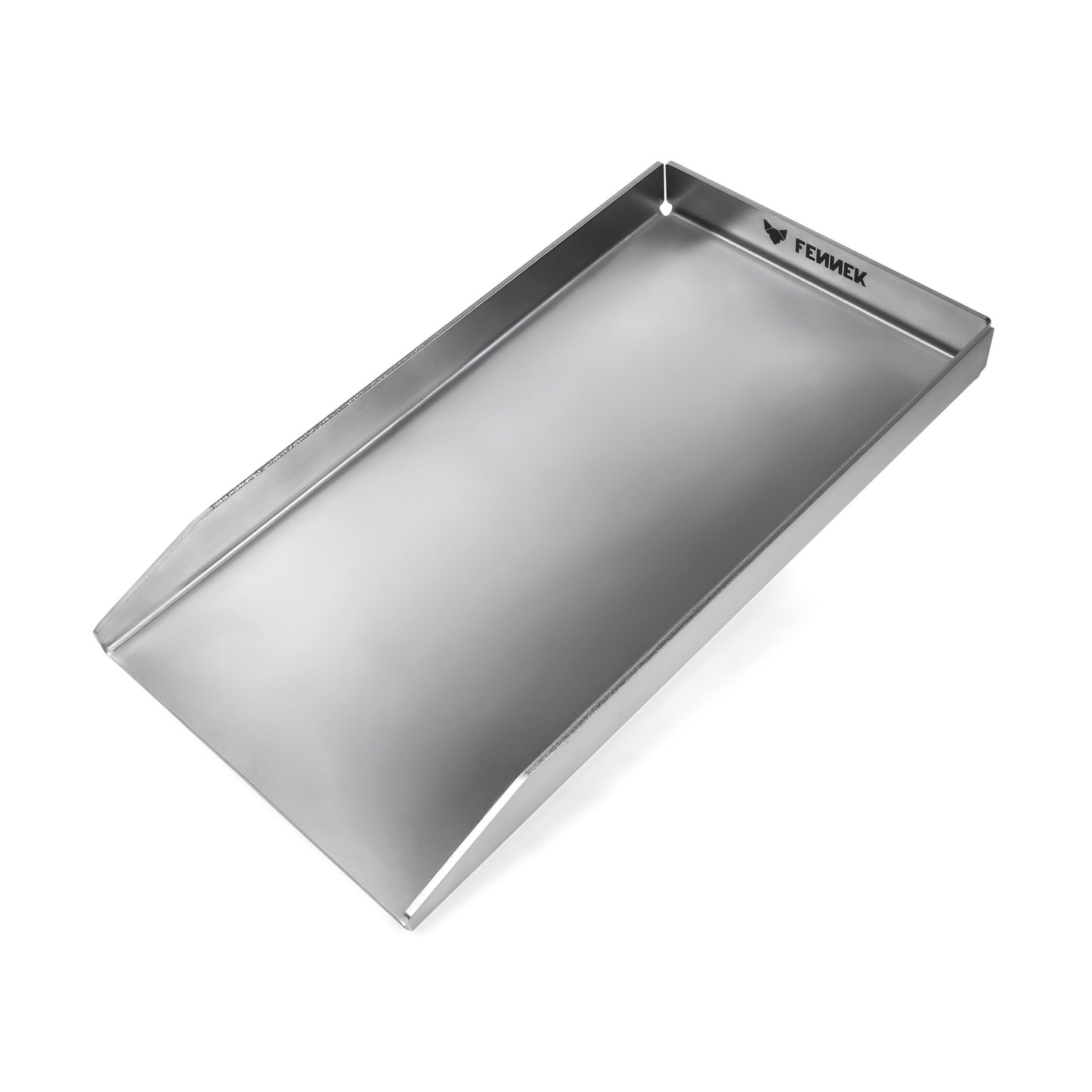 Freisteller der FENNEK Plancha 44,5 x 23,5 x 4 cm. Sie hat drei Kantungen, also keine hochgezogene Vorderkante. Die Ecken sind offen, damit Fett gezielt abgeleitet werden kann. Die Plancha ist unter anderem passend für viele Rösle Videro Vario+ Modelle. Made in Germany überzeugt sie von ihrer Qualität.