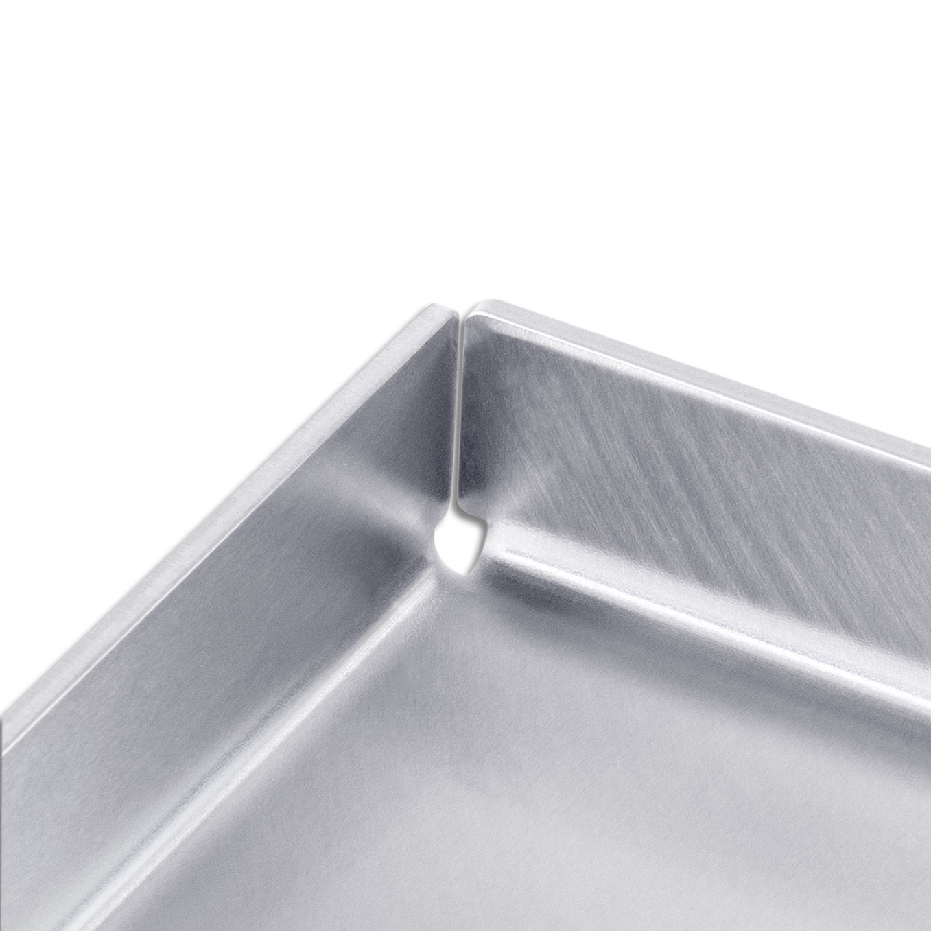 Freisteller der FENNEK Plancha 40 x 30 cm - Made in Germany. Detailansicht der Ablaufecken.