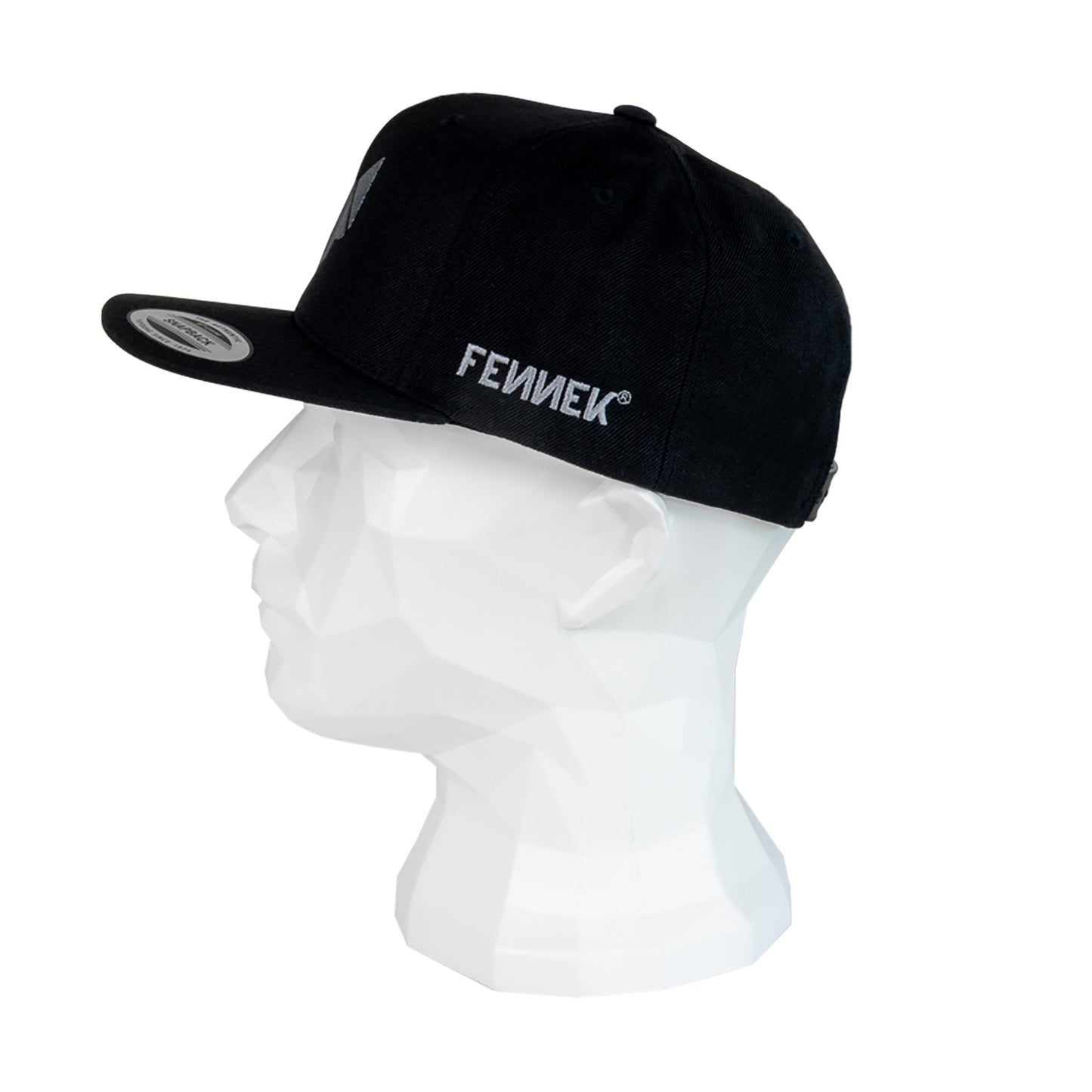 Freisteller der FENNEK Basecap. Auf einem Puppenkopf in Szene gesetzt, welcher zur Seite gedreht ist. Seitlich ist der FENNEK Schriftzug draufgestickt.