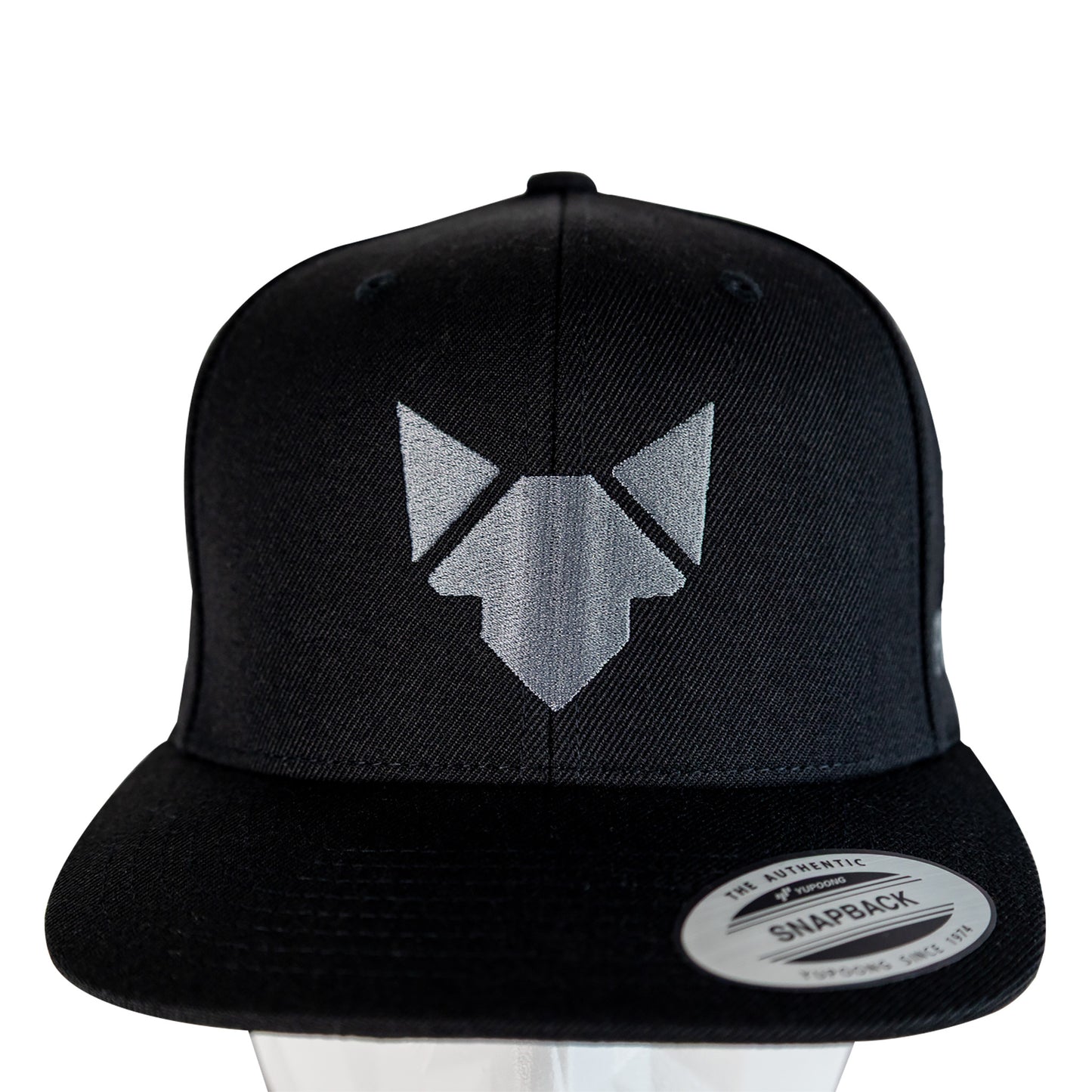 Freisteller der FENNEK Snapback mit aufgestickten FENNEK Logo und einem Snapback Sticker.