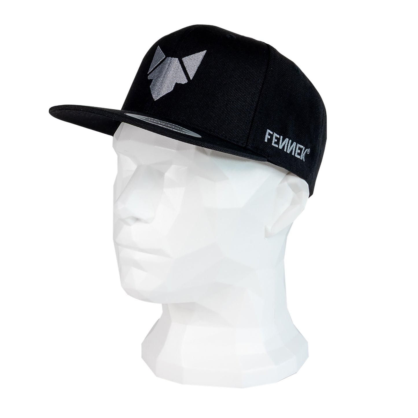 Freisteller der FENNEK Snapback. Auf einem Puppenkopf in Szene gesetzt, welcher zur Seite gedreht ist.