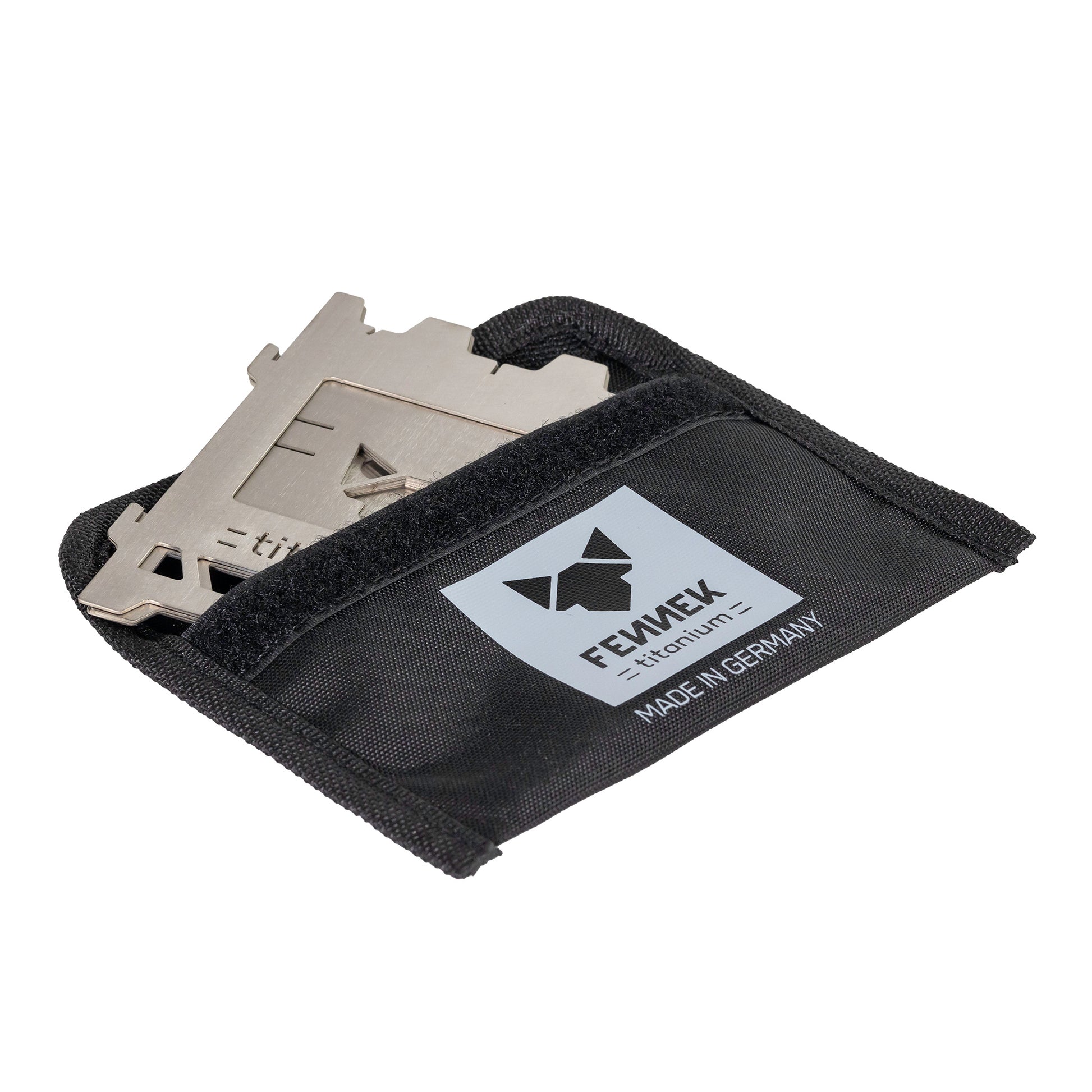 Offene schwarze Nylon Tasche mit grauem FENNEK Logo-Aufdruck und Hobo aus Titan schaut raus.