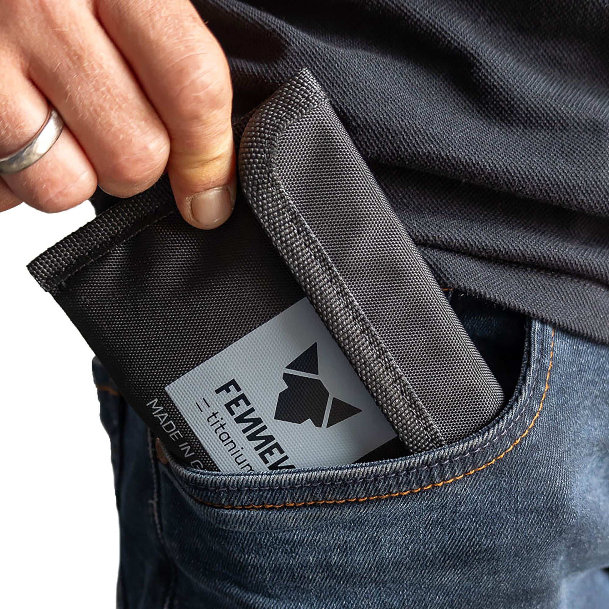 Hobo Solo in Tasche, der aus Hosentasche gezogen wird