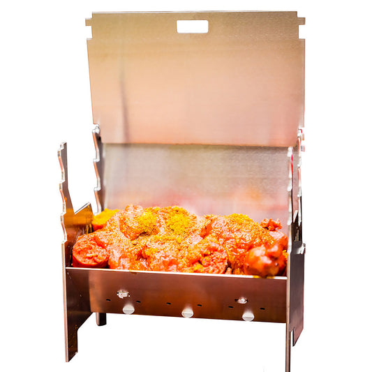 FENNEK Miniatur Grill zum Servieren mit Currywurst gefüllt.