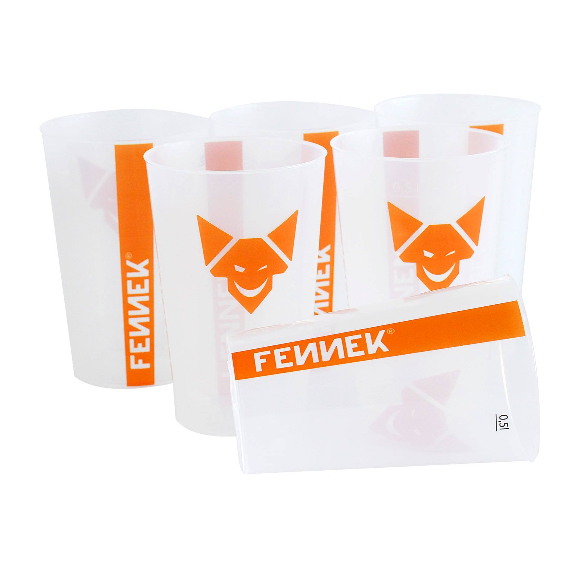 5 aufgestellte Mehrwegbecher mit FENNEK-Aufdruck und davor noch ein Becher liegend auf weißem Hintergrund.