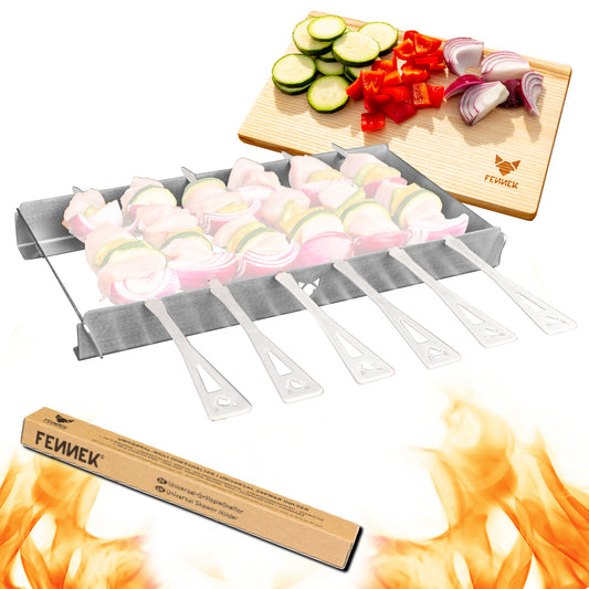 Freisteller vom FENNEK Universal Grillspießhalter mit sechs FENNEK Grillspießen. Rechts im Hintergrund sieht man ein Schneidebrett mit geschnittener Zucchini, Paprika und Zwiebel. In den unteren Bildecken sieht man Flammen. Auf der Linken Seite ist auch noch die Verpackung des FENNEK Universal Grillspießhalters zu sehen.