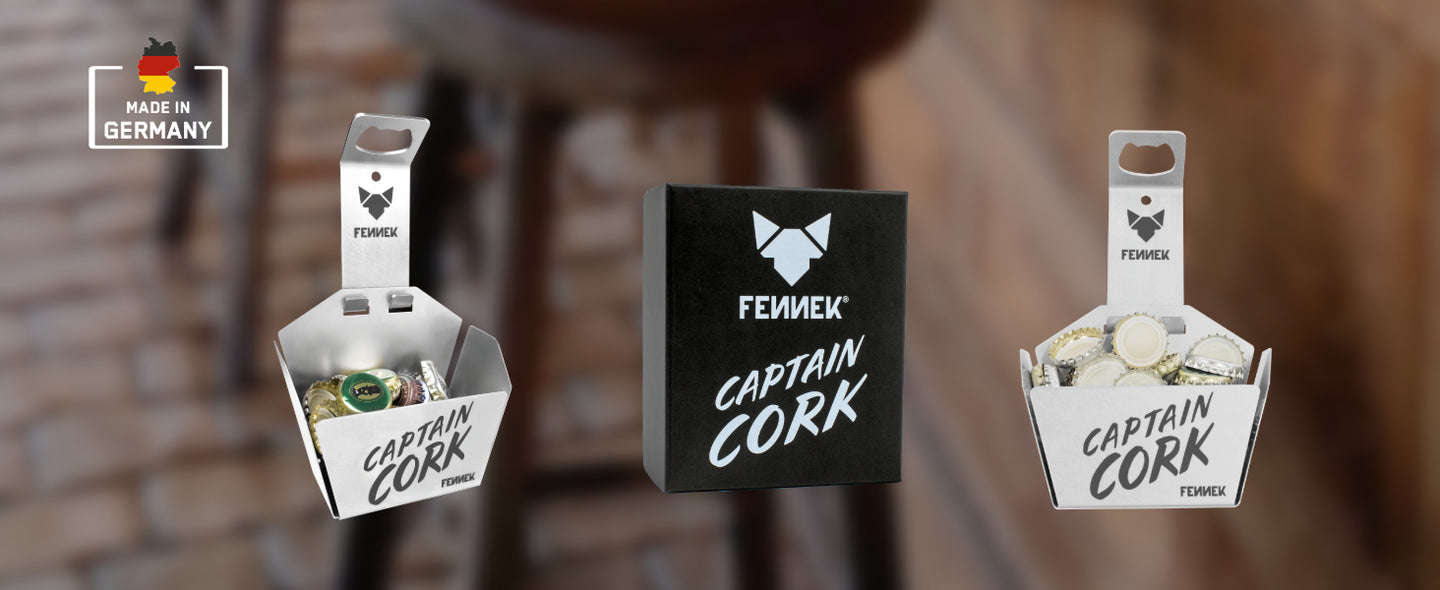 Übersichtsbild vom FENNEK Captain Cork mit Korb: in der Mitte sieht man die edle Geschenkverpackung, daneben zwei Freisteller. Links oben in der Ecke ist das Made in Germany Symbol abgebildet.