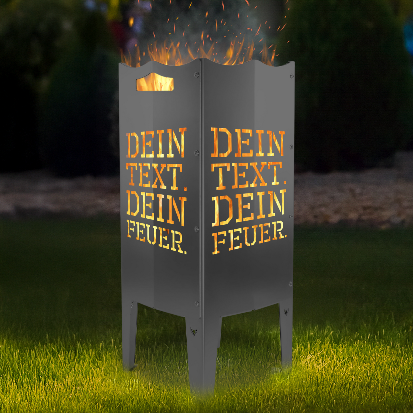 Freisteller der FENNEK Feuersäule personalisiert mit eigenem Text als Fotomontage mit Hintergrund. Aus Stahl oder Edelstahl. Made in Germany.