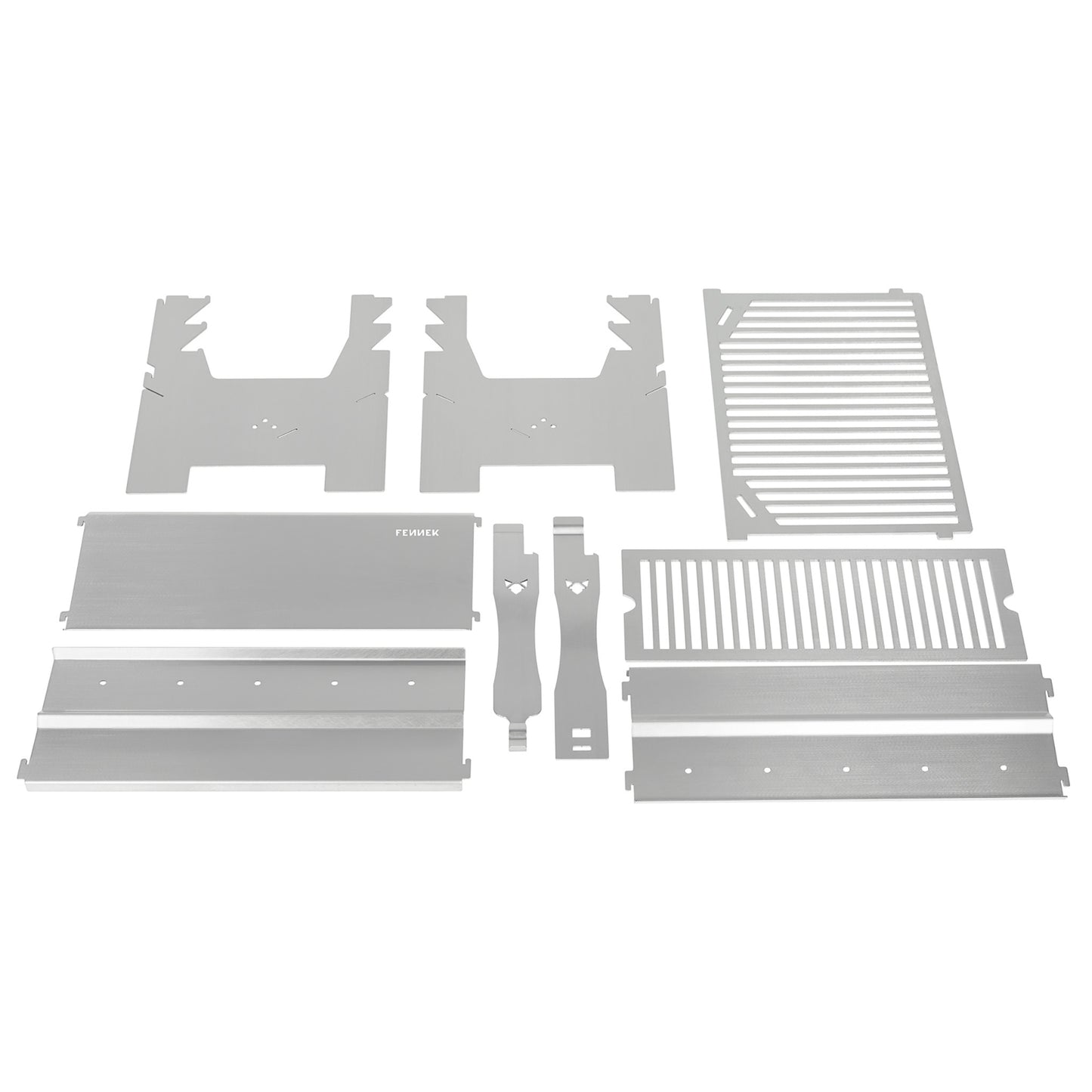 Freisteller von den 9 Einzelteilen des FENNEK 2.0 Holzkohlegrills (inkl. Multifunktionstool aka Grillzange)