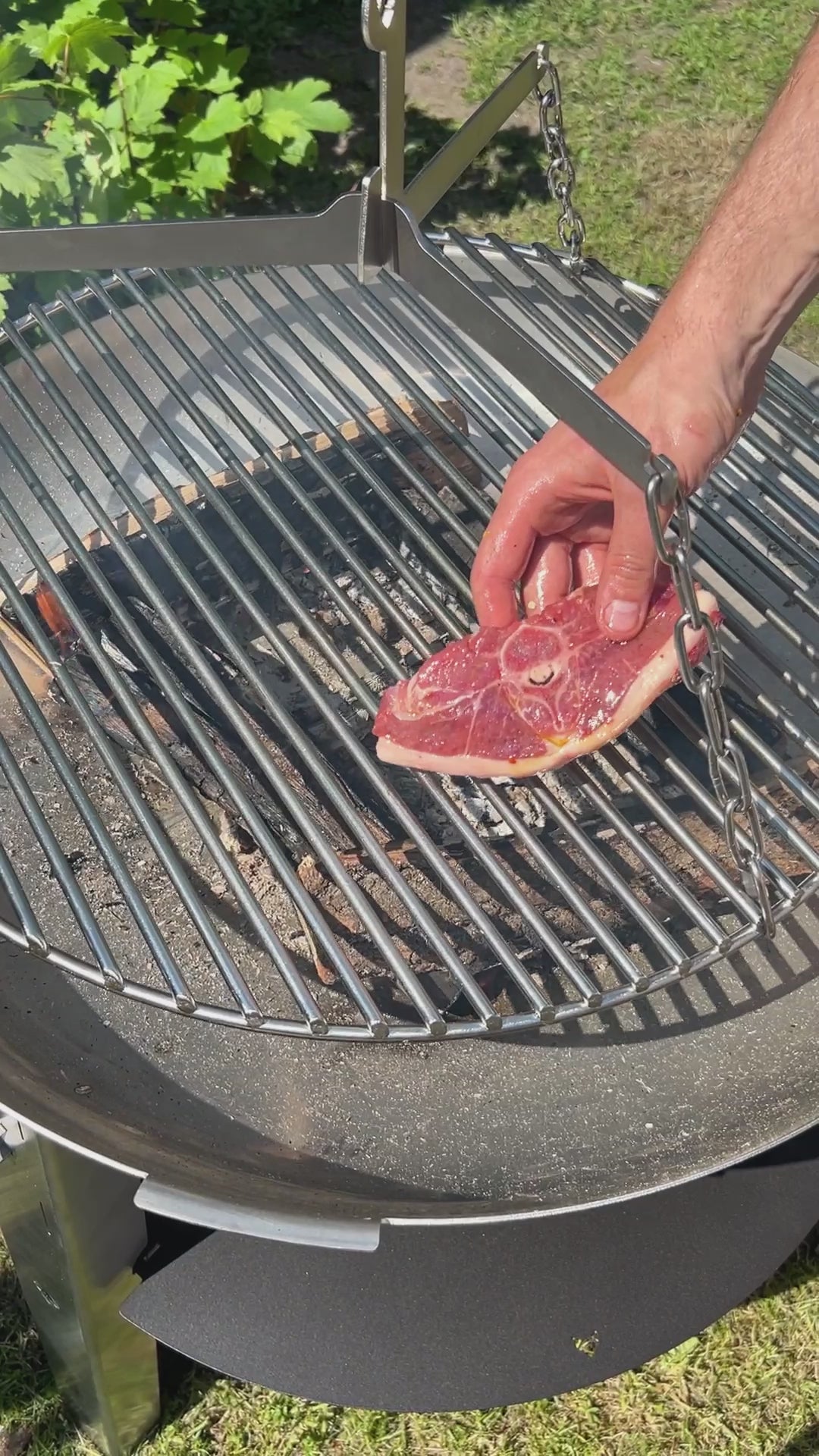 Video zeigt den Schwenkgrill im Einsatz und beim Aufbau.