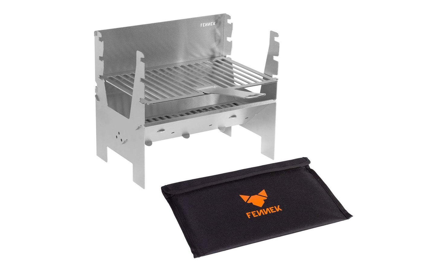 Aufgebauter FENNEK Holzkohlegrill aus Edelstahl und davor schwarze Nylon-Tasche mit orangenem FENNEK Logo-Aufdruck auf weißem Hintergrund.