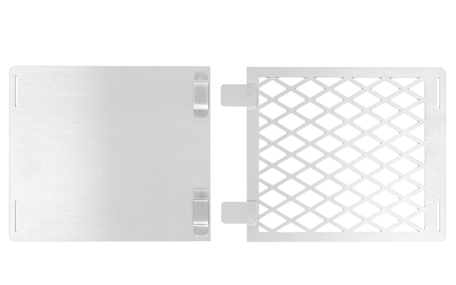 Die 2 Grillflächen des Grillrost 4Fire nebeneinander von unten betrachtet, freigestellt auf weißem Hintergrund.
