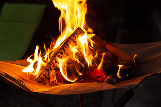 Wie man ein Lagerfeuer schnell und effektiv löscht