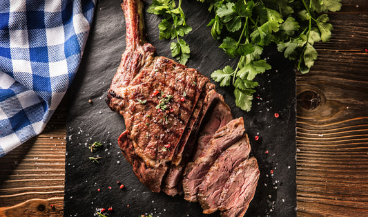 Irisches Tomahawk-Steak mit Beilagen