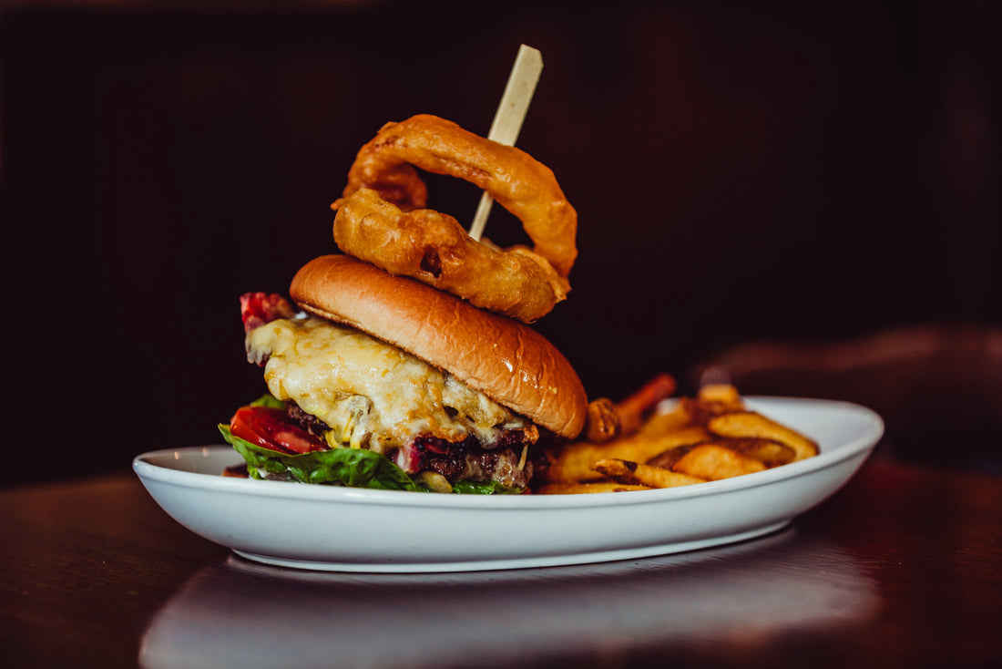 Samshed Bacon Onion Ring Burger auf der Feuerplatte - Ein Gourmet-Grillerlebnis