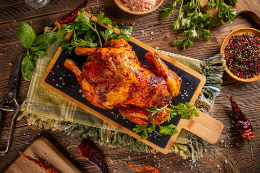Roadkill Chicken auf einer Feuerschale mit Flammlachshalter