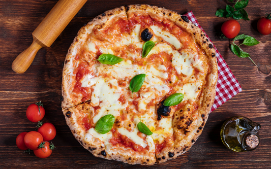 Perfekte Pizza auf dem Backstahl – knusprig, schnell & einfach