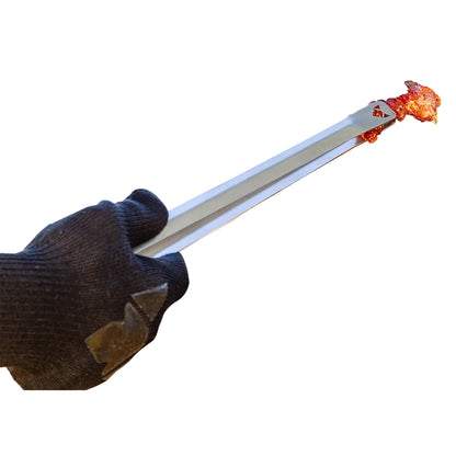 Grillhandschuh hält mit Grillzange ein Stück gebratenen Bacon.