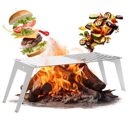 Das FENNEK 4Fire steht vor einem weißen Hintergrund über einem großen Lagerfeuer. Ein Burger fliegt Richtung der Seite der Plancha, Grillgemüse auf der Seite mit dem Rost. 