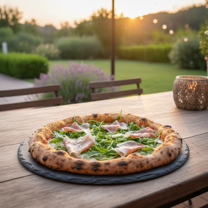 Szenebild zeigt eine leckere Pizza belegt mit Ruccola und Schinken. Besonders auffällig ist der hohe, krosse und fluffige Rand der Pizza. Dieses Ergebnis wurde mit Hilfe der FENNEK Blind Bake Edelstahlplatte erzeugt. Der Teigbeschwerer wird nämlich zum Blindbacken verwendet und verhindert dabei, dass der Pizzateig in der Mitte aufbläht.
