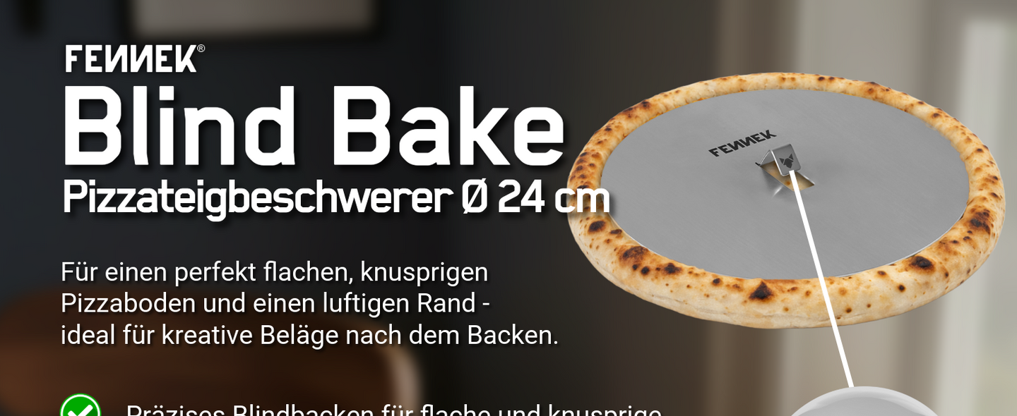 Titelbild vom FENNEK Blind Bake Pizzateigbeschwerer Ø 24 cm. Unter dem Titel ist eine Produktbeschreibung. Für präzises Blindbacken blindbacken für flache und knusprige Pizzaböden. Rechts ist ein Bild von der Edelstahlplatte auf einem gebackenen Pizzaboden mit luftigen Rand. Ein Detailbild zeigt den 2 cm hohen Griff in der Mitte der Platte.