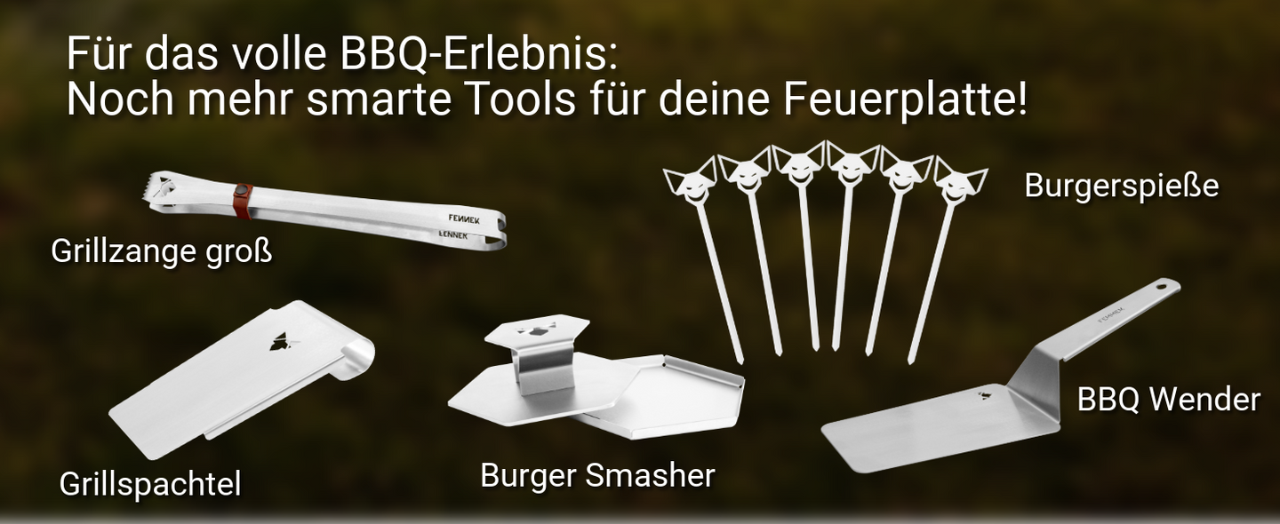 Bild zeigt passende FENNEK Produkte zum FENNEK Brett- und Besteckhalter für Allround: Grillzange groß, Burgerspieße, Grillspachtel, Burger Smasher, BBQ Wender.