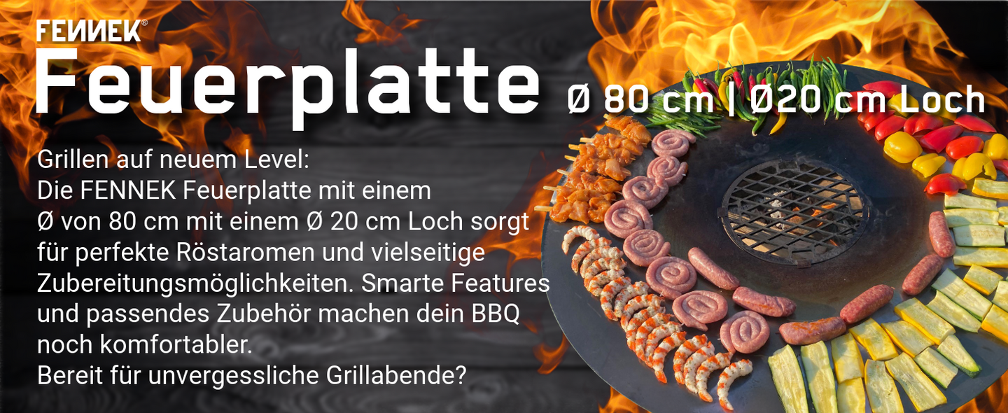 Titelbild der FENNEK Feuerplatte mit 80cm Durchmesser und 20cm Loch. Rechts m Bild ist die Feuerplatte im Einsatz zu sehen. Am oberen Bildrand sieht man Flammen. Links im Bild steht eine kurzer Einleitung zur Feuerplatte.