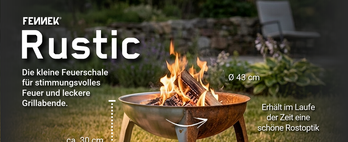 Die kleine Feuerschale Fennek Rustic in einem Garten mit brennendem Feuer. Infografik mit Details zu den Maßen (43 cm Durchmesser, 30 cm Höhe) und dem Material, das mit der Zeit eine Rostoptik entwickelt.