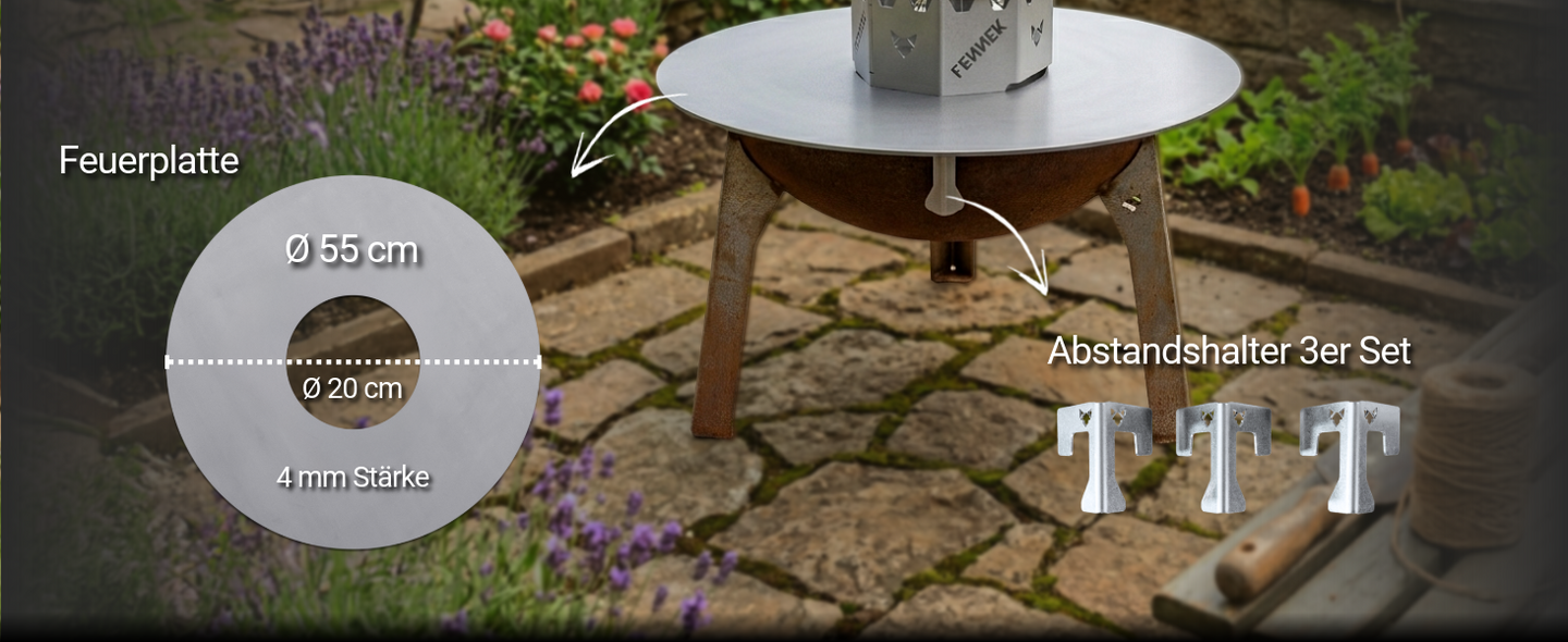 Produktgrafik der Fennek Feuerschale im Garten, kombiniert mit einer Feuerplatte, einem Wok-Aufsatz inklusive Grillrost (Ø 20 cm) und einem 3er-Set Abstandshalter. Weiße Pfeile verdeutlichen, wie die Zubehörteile auf der Schale montiert werden.