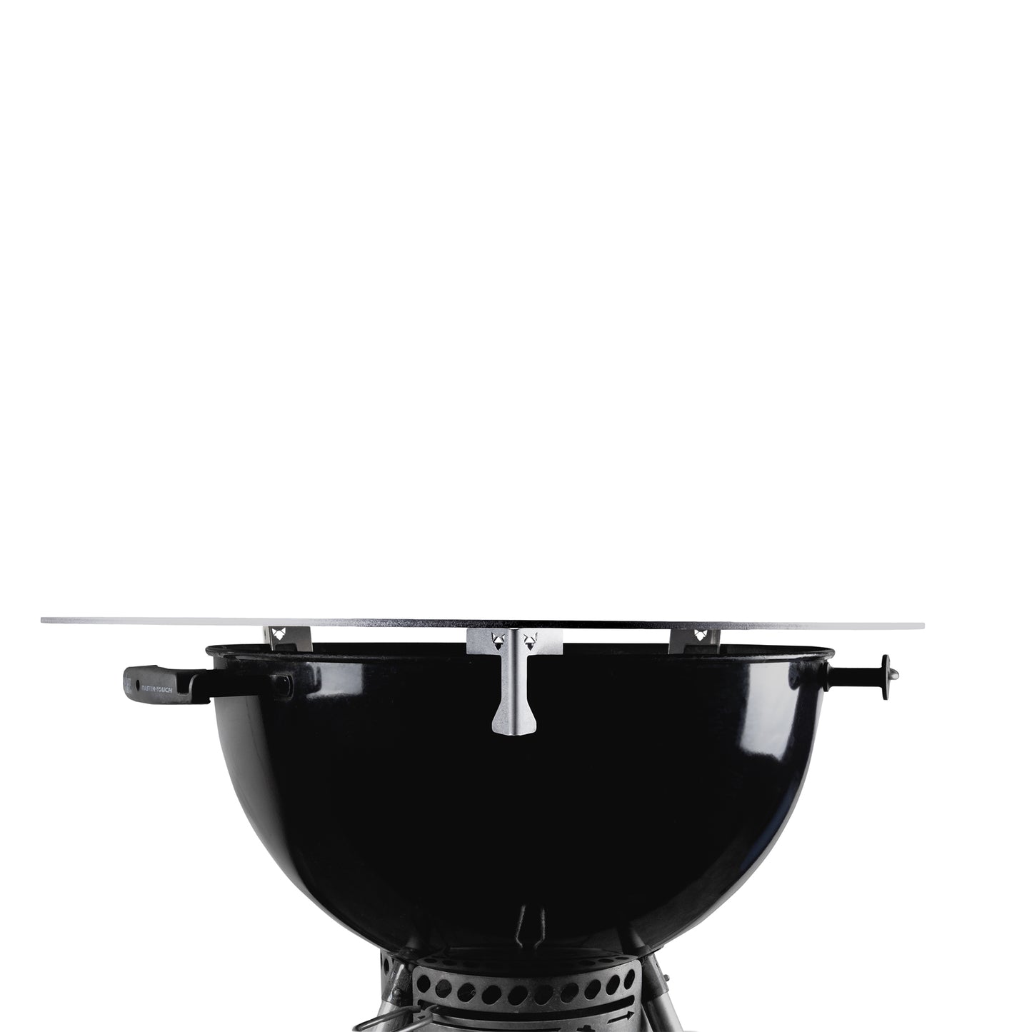 Freisteller Universal Abstandshalter aus Edelstahl für Feuerplatten - 3er Set mit Kugelgrill und Feuerplatte. Anwendungsbeispiel.