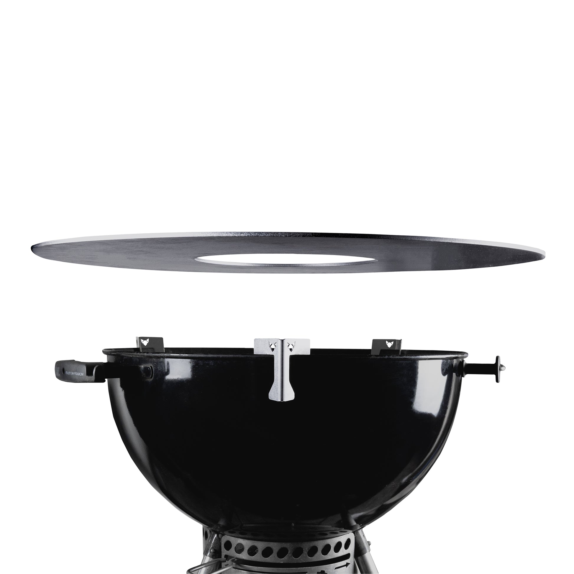 Freisteller Universal Abstandshalter aus Edelstahl für Feuerplatten - 3er Set mit Kugelgrill und Feuerplatte. Anwendungsbeispiel.