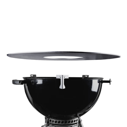 Freisteller Universal Abstandshalter aus Edelstahl für Feuerplatten - 3er Set mit Kugelgrill und Feuerplatte. Anwendungsbeispiel.