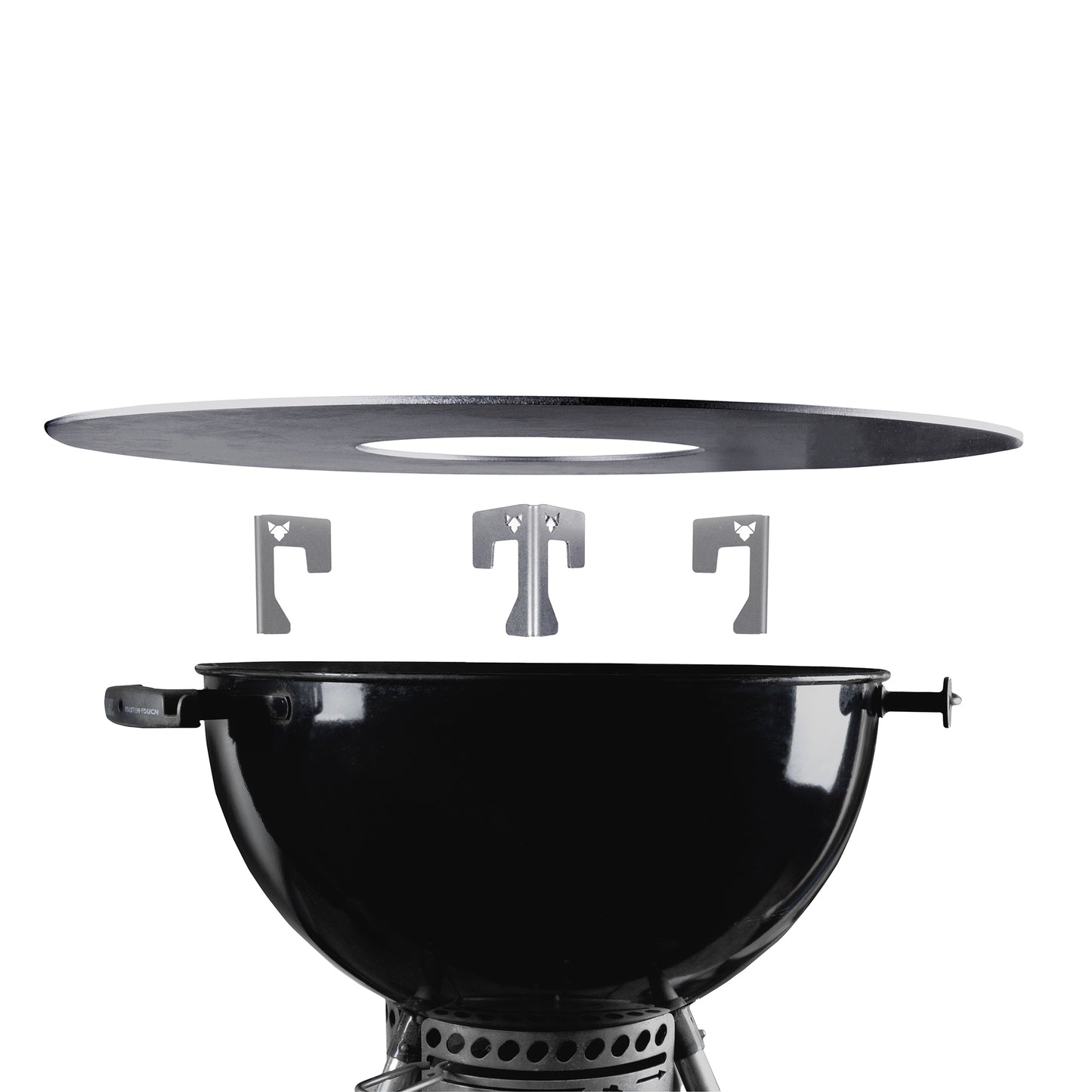 Freisteller Universal Abstandshalter aus Edelstahl für Feuerplatten - 3er Set mit Kugelgrill und Feuerplatte. Anwendungsbeispiel.