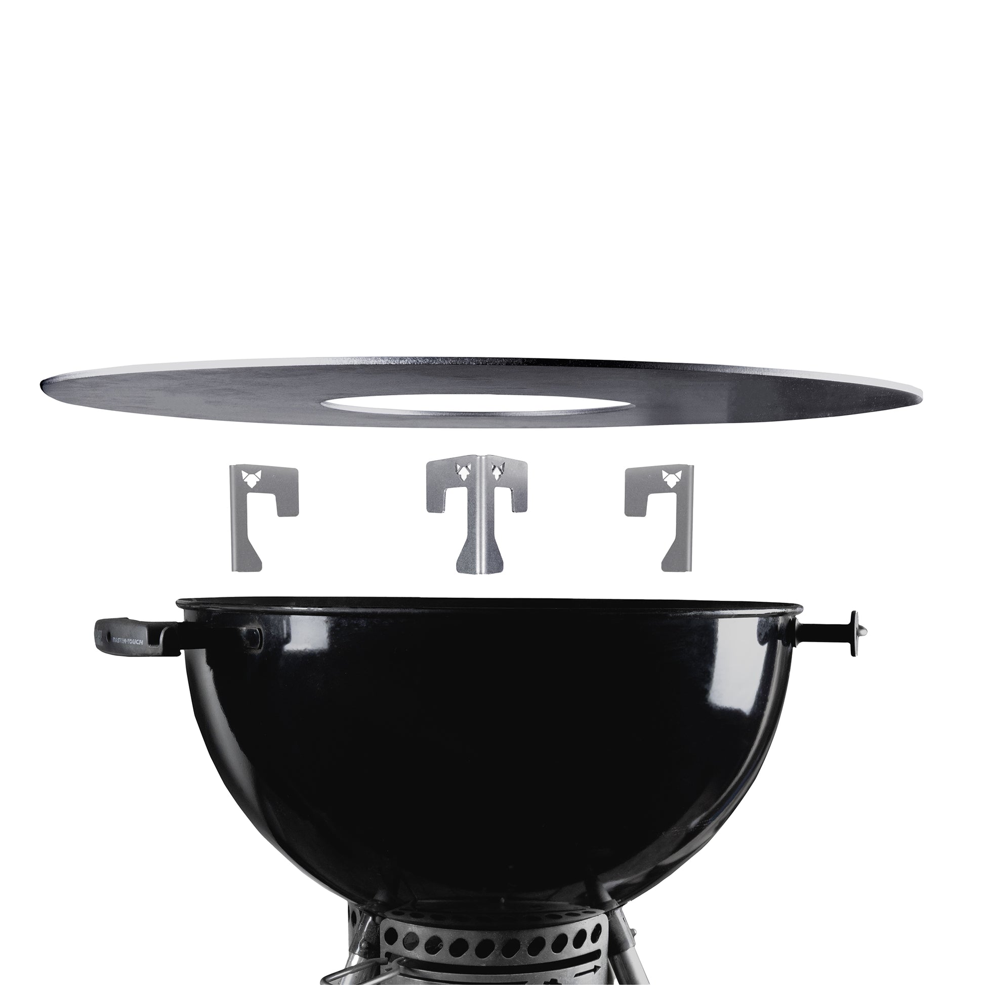 Freisteller Universal Abstandshalter aus Edelstahl für Feuerplatten - 3er Set mit Kugelgrill und Feuerplatte. Anwendungsbeispiel.