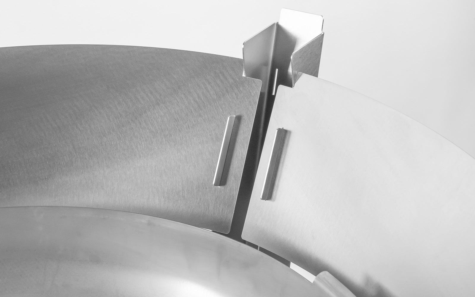 Detailaufnahme der Windschutzbleche an der FENNEK Feuerschale Allround.