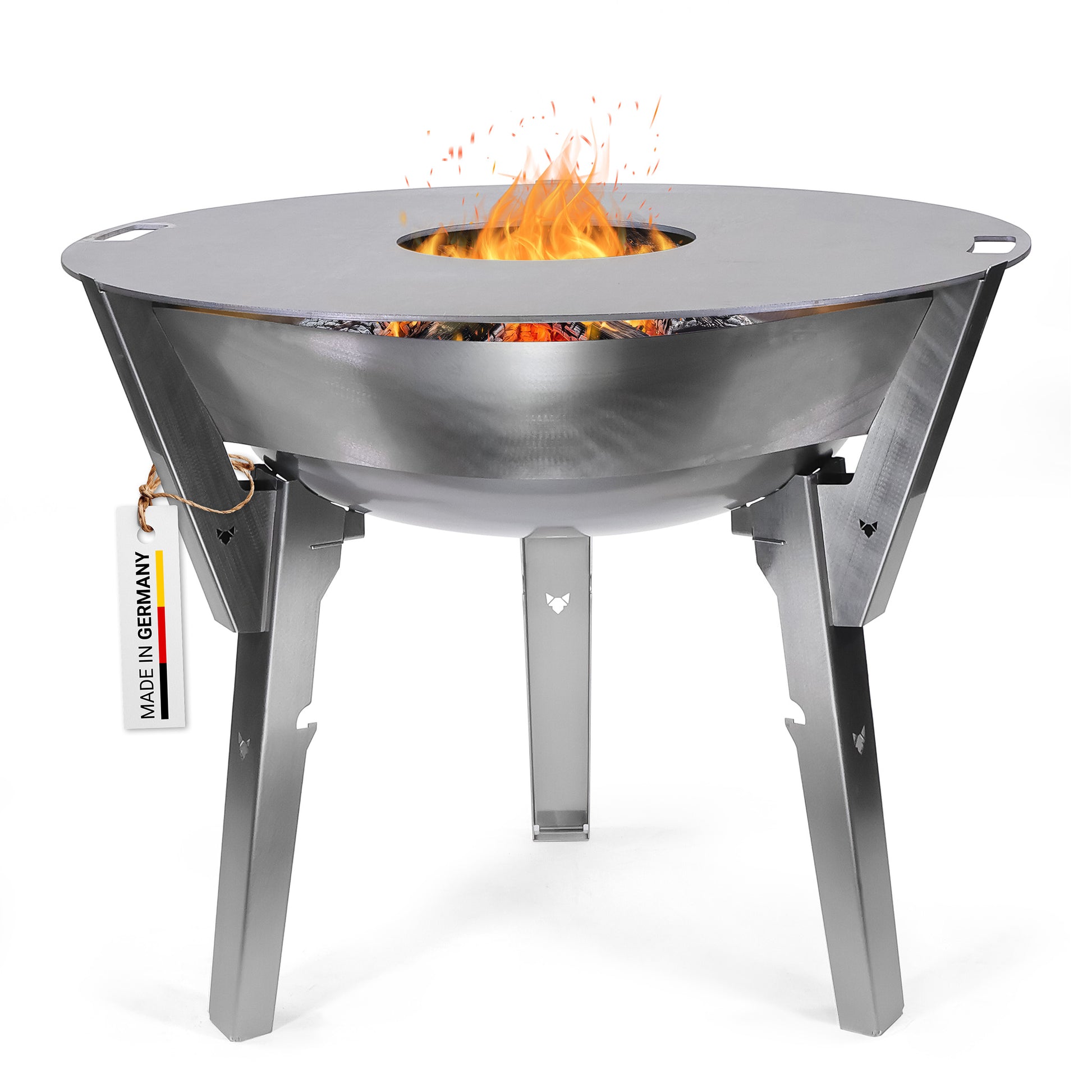 Die FENNEK Feuerschale Allround aus hochwertigem Edelstahl mit der FENNEK Feuerplatte aus Feinkornstahl. Natürlich Made in Germany. Im Inneren lodert ein schönes Feuer. 