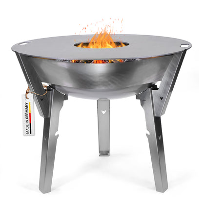 Die FENNEK Feuerschale Allround aus hochwertigem Edelstahl mit der FENNEK Feuerplatte aus Feinkornstahl. Natürlich Made in Germany. Im Inneren lodert ein schönes Feuer. 