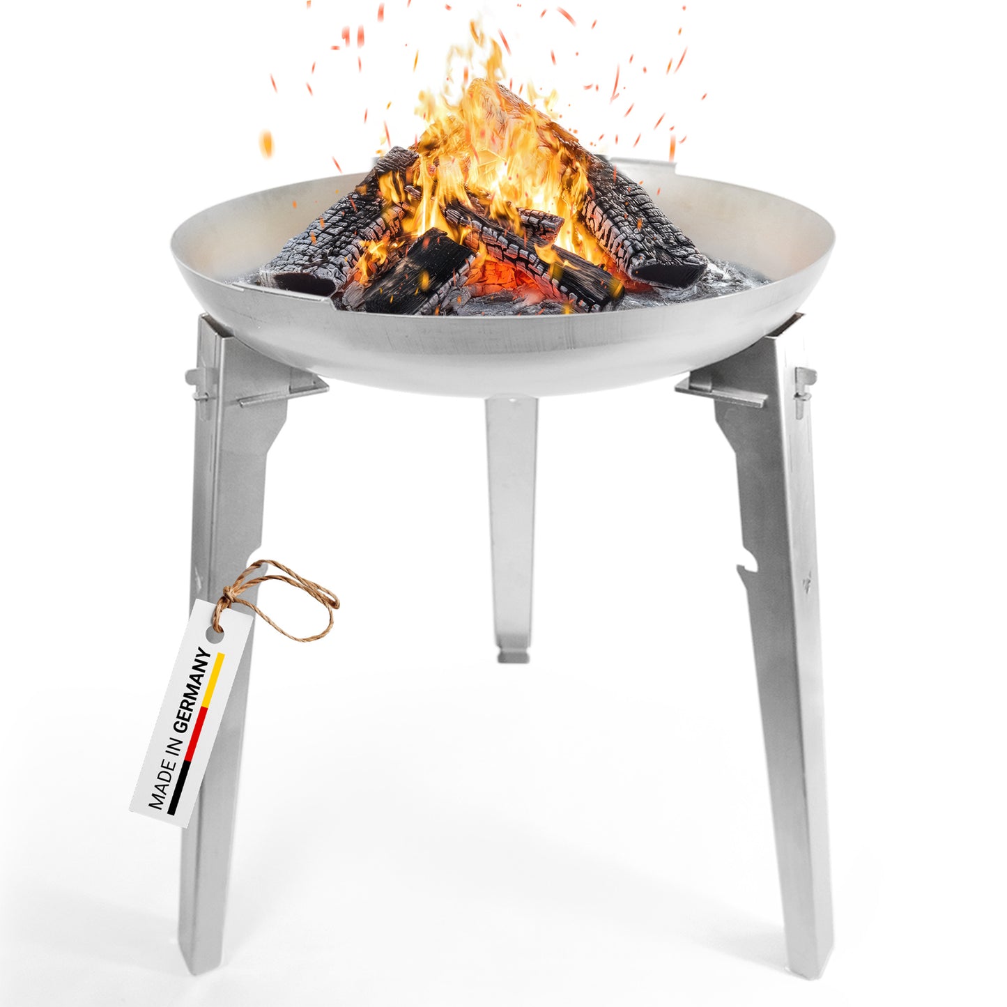 Freisteller der FENNEK Feuerschale Allround in der extra hohen Variante. Es lodert ein schönes Feuer im Inneren der Feuerstelle. Das aus Edelstahl gefertigte und sehr hochwertige Feuergestellt überzeugt dank seiner Flexibilität und kann mit Feuerplatte oder Schwenkgrill betrieben werden. Man kann 2 unterschiedliche Höhen für angenehmeres Grillen wählen. Hergestellt in Deutschland.