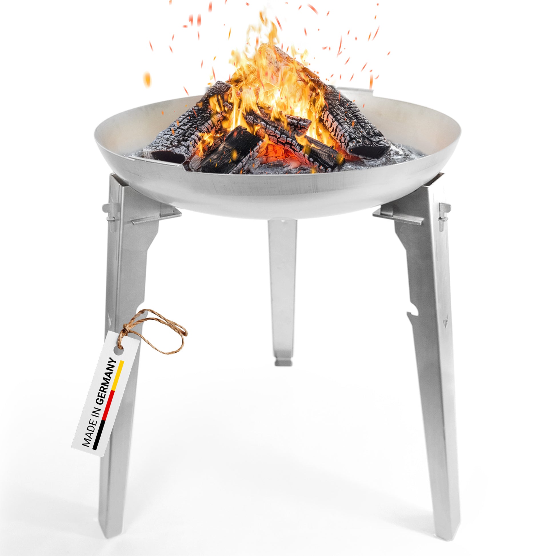 Freisteller der FENNEK Feuerschale Allround in der extra hohen Variante. Es lodert ein schönes Feuer im Inneren der Feuerstelle. Das aus Edelstahl gefertigte und sehr hochwertige Feuergestellt überzeugt dank seiner Flexibilität und kann mit Feuerplatte oder Schwenkgrill betrieben werden. Man kann 2 unterschiedliche Höhen für angenehmeres Grillen wählen. Hergestellt in Deutschland.