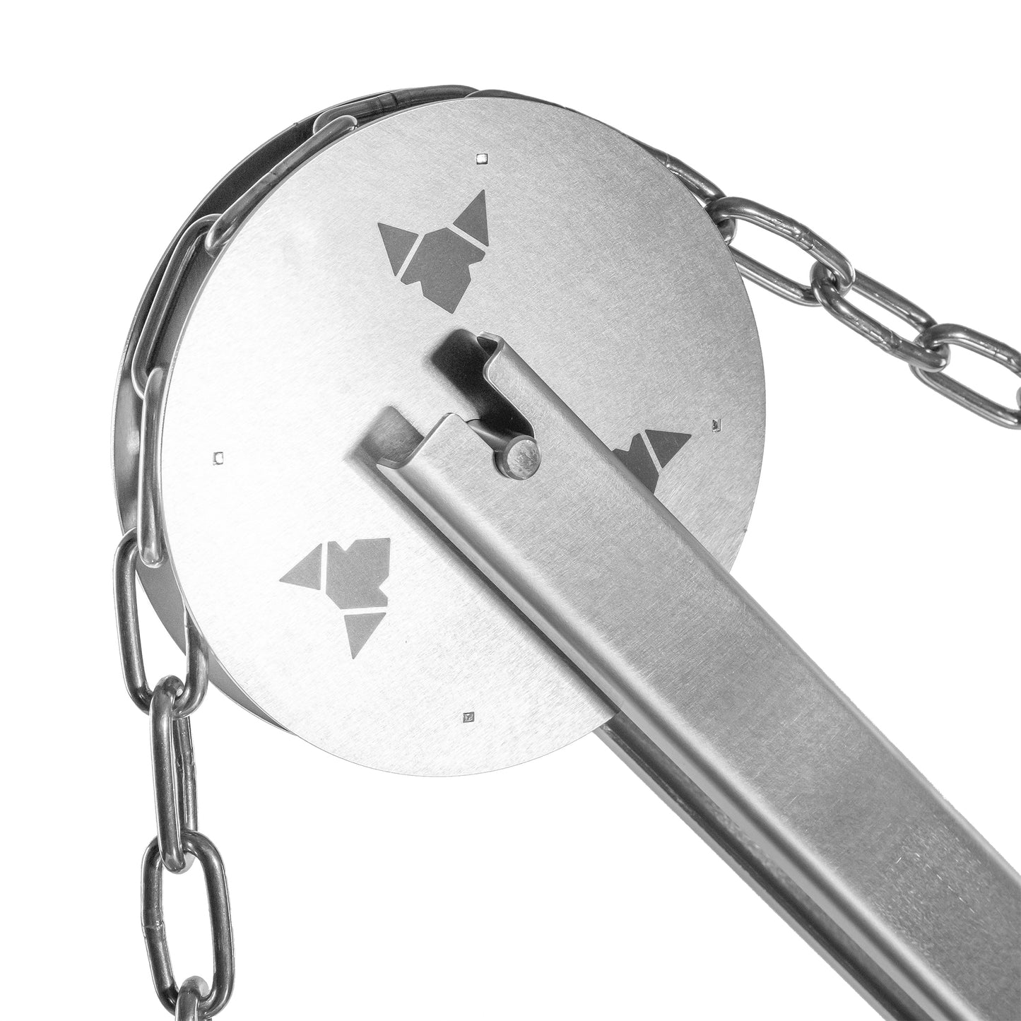 Umlenkrolle des Schwenkgrill mit Kette. Auf der Rolle ist das Fennek-Logo dreimal auf den Seiten mit Laser graviert.